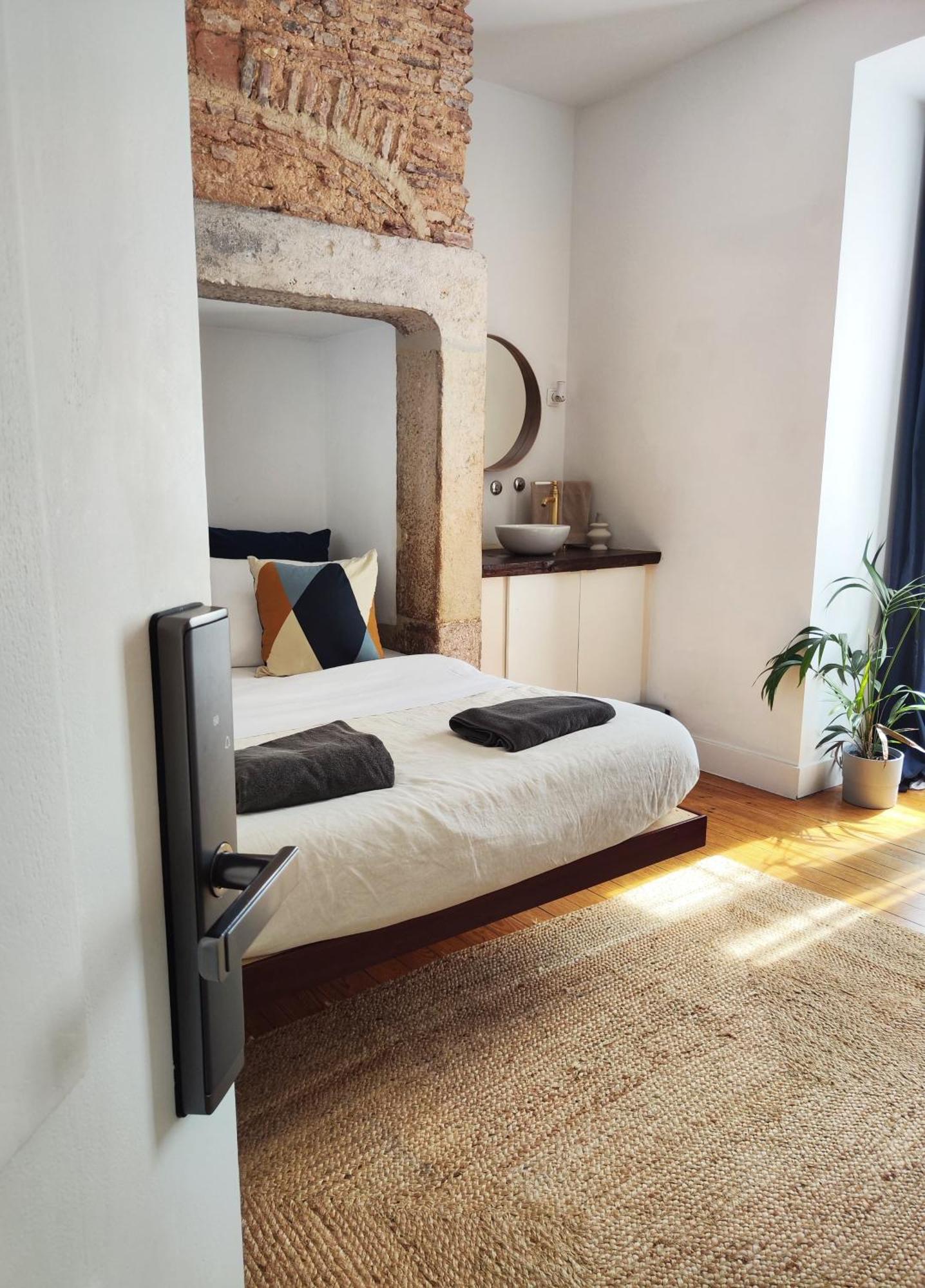 Deluxe Private Room Queen Bed Private Bathroom